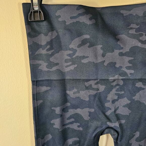 Spanx Look At Me Now Leggings Medium Camo Smoothing Seamless Shaping Seamless - Picture 5 of 9